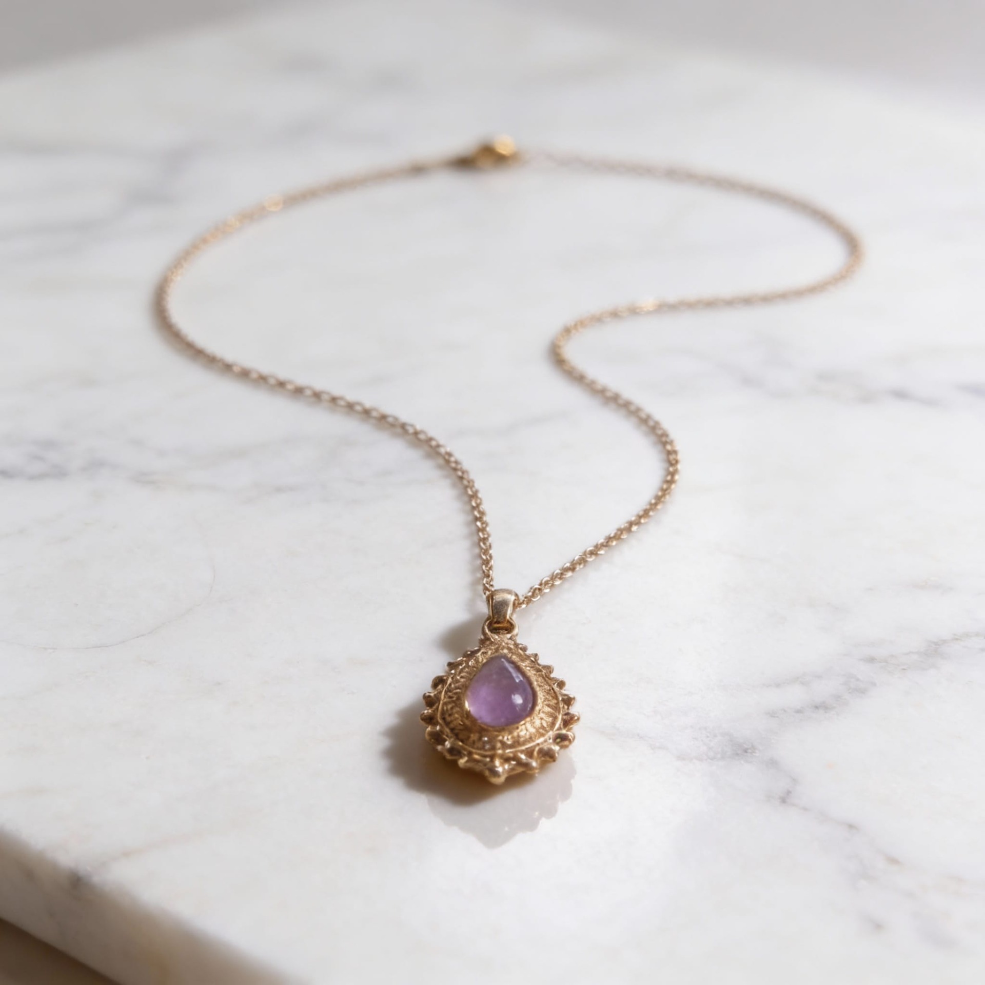 COLAR PEDRA NATURAL LILÁS