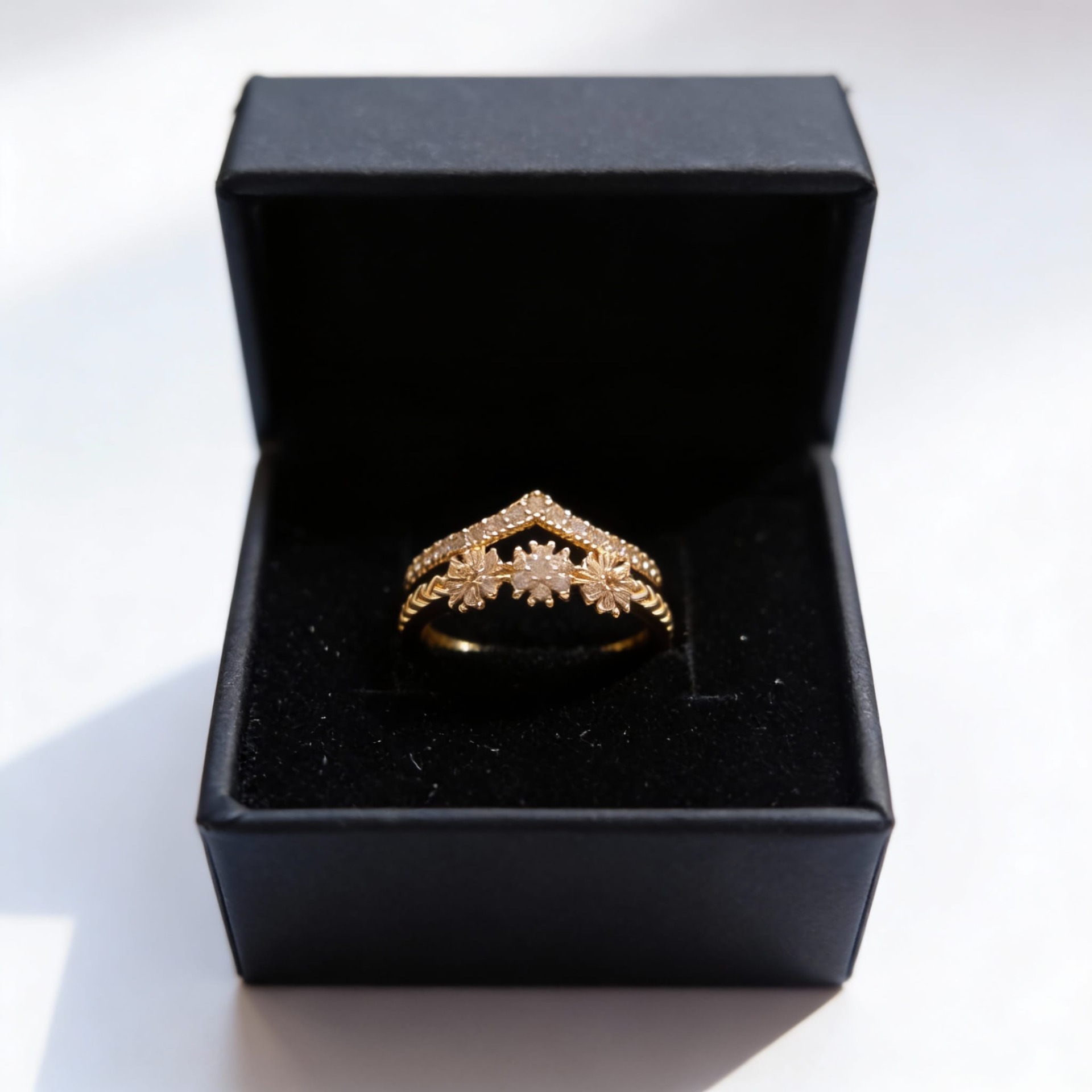 ANEL FLOR COM BRILHANTES ENCRUSTADOS