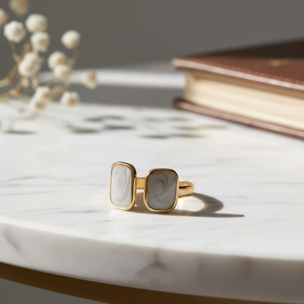 ANEL DOURADO COM PEDRA MARMOREADA BRANCA